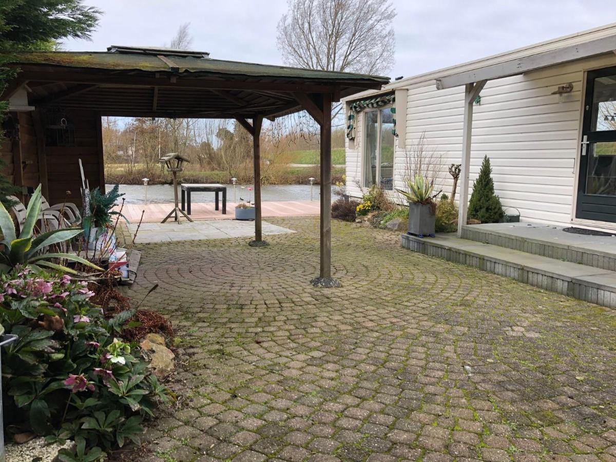 Fantastic Villa In Ooltgensplaat With Jetty Kültér fotó
