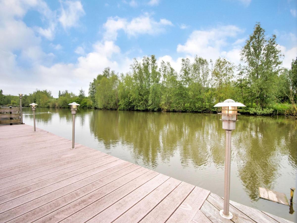Fantastic Villa In Ooltgensplaat With Jetty Kültér fotó