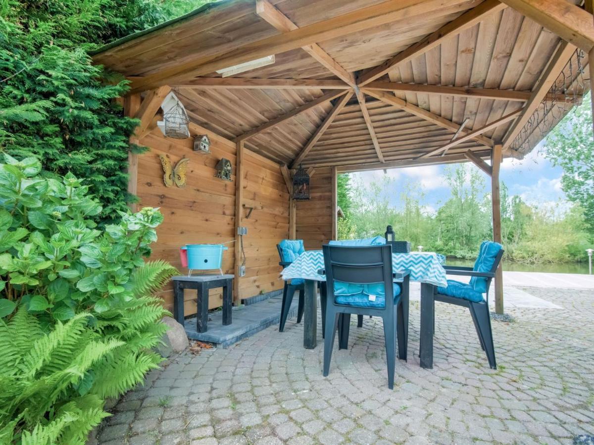 Fantastic Villa In Ooltgensplaat With Jetty Kültér fotó