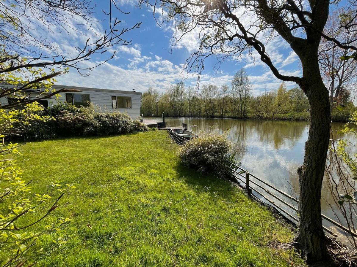 Fantastic Villa In Ooltgensplaat With Jetty Kültér fotó