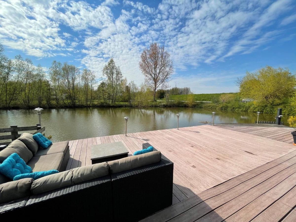 Fantastic Villa In Ooltgensplaat With Jetty Kültér fotó