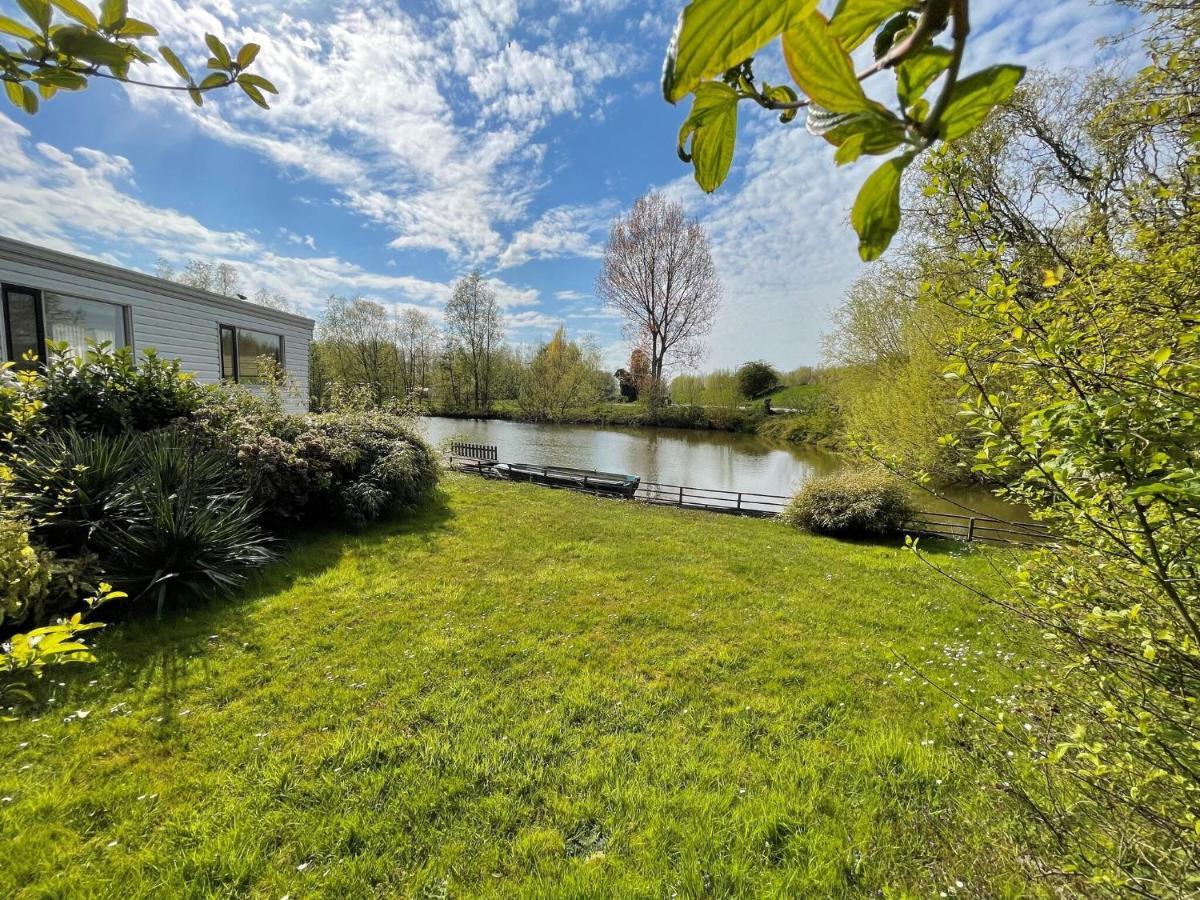 Fantastic Villa In Ooltgensplaat With Jetty Kültér fotó
